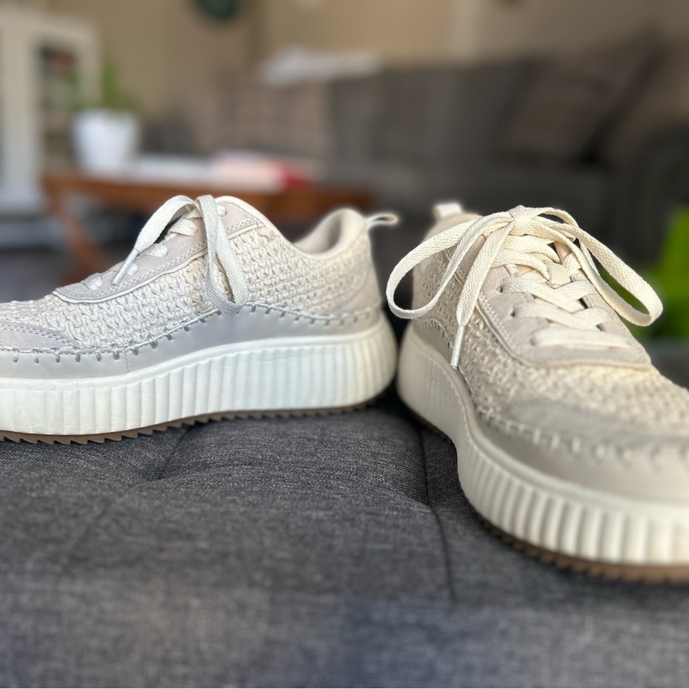 Dream Pairs Cream Lace-Up Sneakers